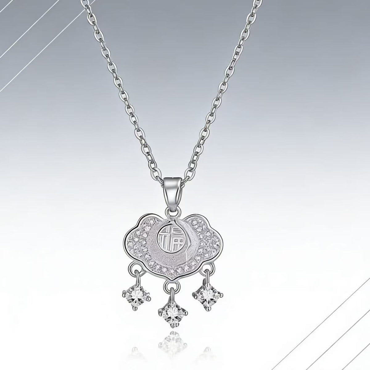 Fashionable Womens Clavicle Chain With A Heart Shaped Pendant