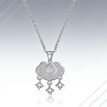 Fashionable Womens Clavicle Chain With A Heart Shaped Pendant
